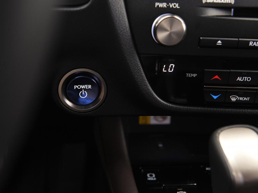 Детали интерьера Lexus RX450hL 2019 года  (NA) (фото 15 из 40)